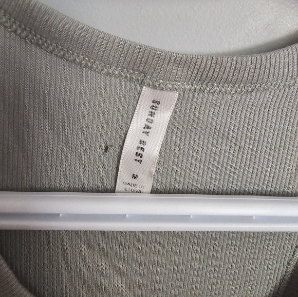 Aritzia ribbed cropped tanks - Picture 3 of 5